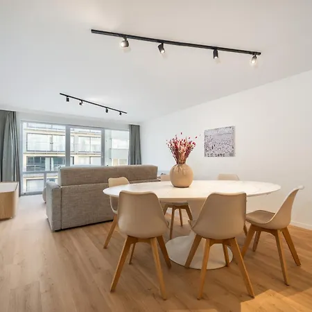 Luxe Comfort App Met Zijdelings Zeezicht En In Centrum דירה