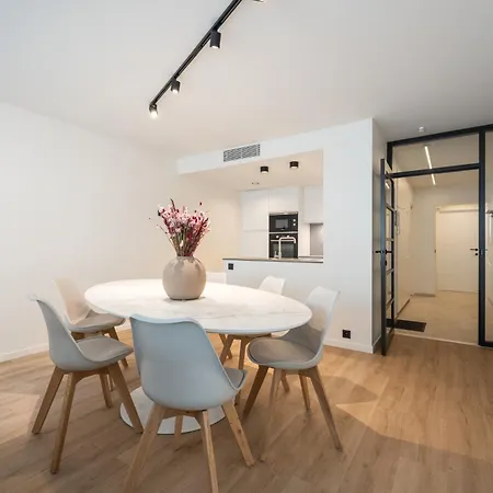 Luxe Comfort App Met Zijdelings Zeezicht En In Centrum דירה